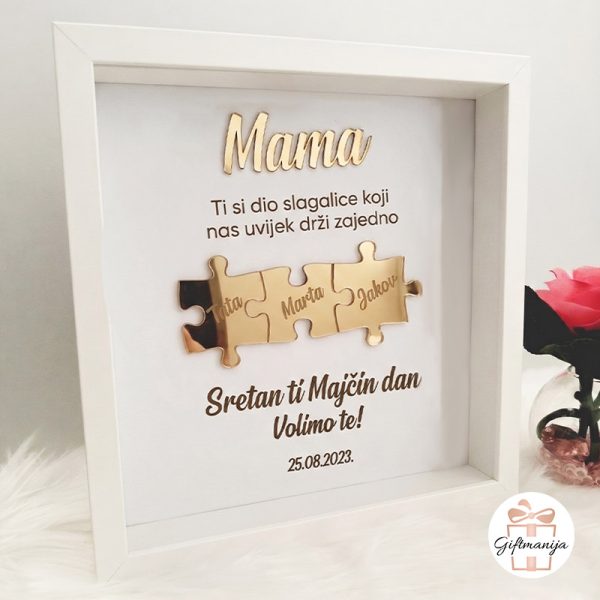 Bijeli personalizirani 3D okvir za mamu s natpisom, tri zlatne puzle na kojima su ugravirana imena i datumom na dnu