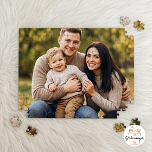 Personalizirane puzzle sa slikom sretne obitelji na drvenom stolu, jedinstven poklon za Majčin dan.