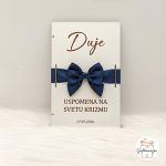 Personalizirana drvena čestitka za krizmu s elegantnom plavom mašnom i imenom krizmanika.