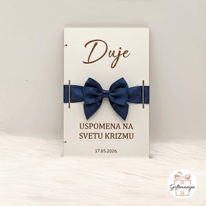 Personalizirana drvena čestitka za krizmu s elegantnom plavom mašnom i imenom krizmanika.