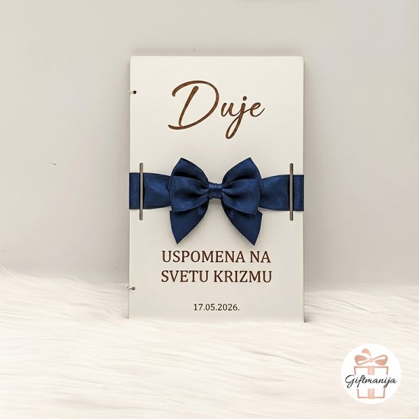 Personalizirana drvena čestitka za krizmu s elegantnom plavom mašnom i imenom krizmanika.