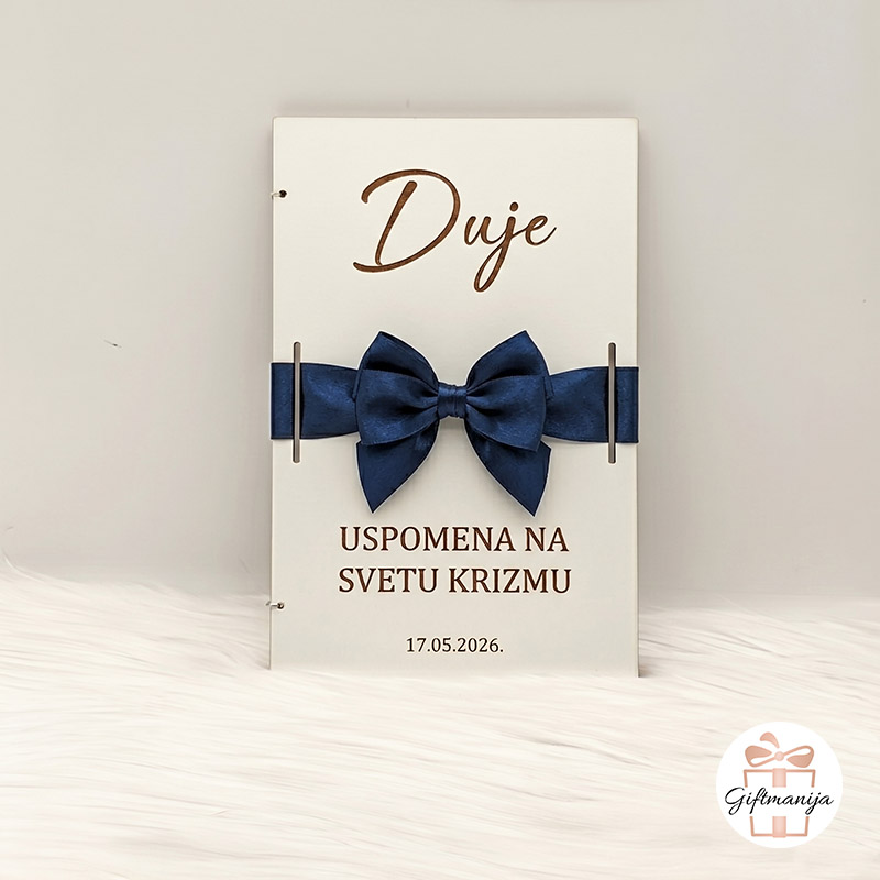 Personalizirana drvena čestitka za krizmu s elegantnom plavom mašnom i imenom krizmanika.