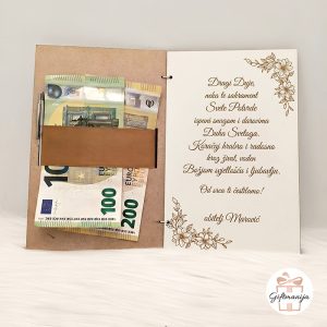 Personalizirana drvena čestitka za krizmu s elegantnom plavom mašnom i imenom krizmanika.