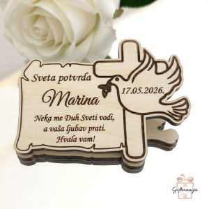 Personalizirani drveni magnet za krizmu od bijelog MDF-a i u boji drveta kao zahvalnica za goste.