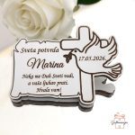 Personalizirani drveni magnet za krizmu od bijelog MDF-a i u boji drveta kao zahvalnica za goste.