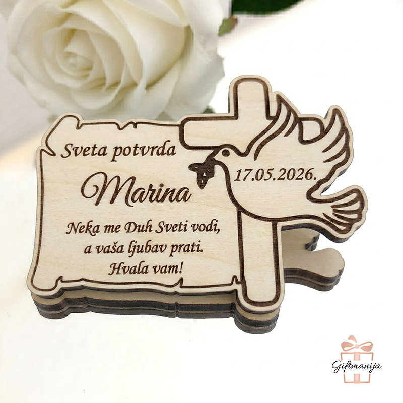 Personalizirani drveni magnet za krizmu od bijelog MDF-a i u boji drveta kao zahvalnica za goste.