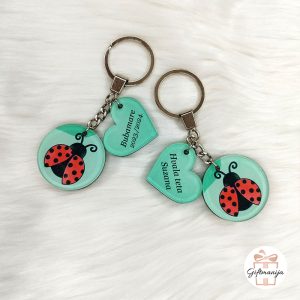 Personalizirani privjesak s motivom bubamare i graviranom porukom "Hvala teta Suzana", savršen poklon za tetu u vrtiću.