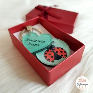 Personalizirani privjesak s motivom bubamare i graviranom porukom "Hvala teta Suzana", savršen poklon za tetu u vrtiću.