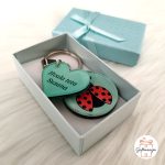 Personalizirani privjesak s motivom bubamare i graviranom porukom "Hvala teta Suzana", savršen poklon za tetu u vrtiću.
