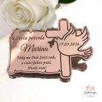Elegantni magnet za krizmu izrađen od rose gold zrcalnog akrila kao zahvalnica za goste.