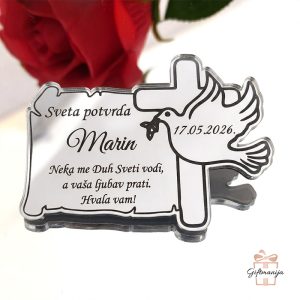 Elegantni magnet za krizmu izrađen od srebrnog zrcalnog akrila kao zahvalnica za goste.