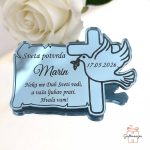 Elegantni magnet za krizmu izrađen od svijetlo plavog zrcalnog akrila kao zahvalnica za goste.