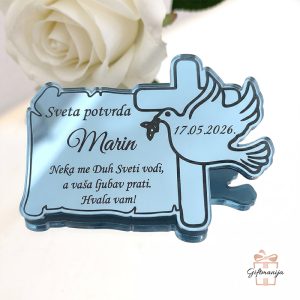 Elegantni magnet za krizmu izrađen od svijetlo plavog zrcalnog akrila kao zahvalnica za goste.