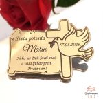 Elegantni magnet za krizmu izrađen od zlatnog zrcalnog akrila kao zahvalnica za goste.