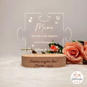 Svijetleća personalizirana LED lampa od akrila u obliku puzzle slagalice s dirljivim natpisom za mamu i drvenim postoljem s ugraviranom posvetom za Majčin dan.