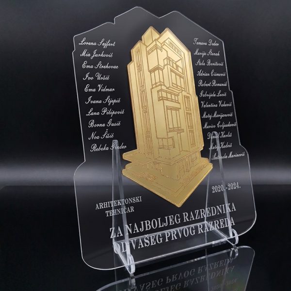 Personalizirana plaketa za razrednika izrađena od prozirnog i zlatnog zrcalnog akrila s ugraviranim imenima učenika.