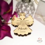 Zlatni personalizirani magnet anđeo od zrcalnog akrila s biblijskim citatom.