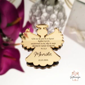 Zlatni personalizirani magnet anđeo od zrcalnog akrila s biblijskim citatom.