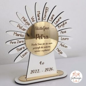 Personalizirana drvena plaketa za učiteljicu u obliku cvijeta, izrađena od bijelog MDF-a i zlatnog zrcalnog akrila s imenima učenika na laticama.