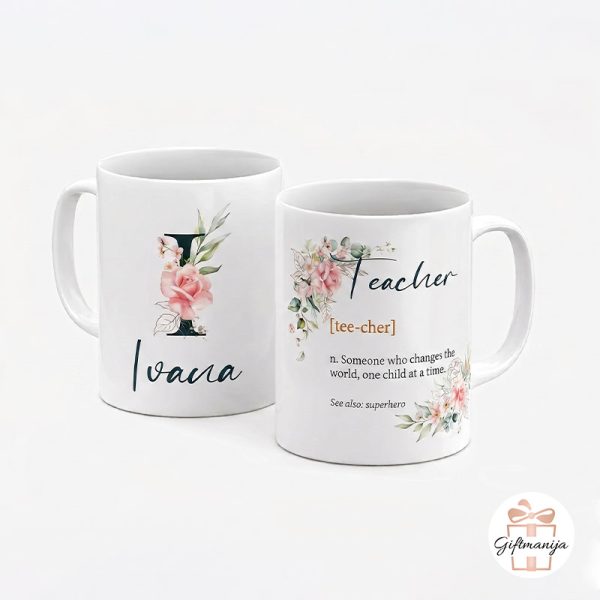 Personalizirana bijela keramička šalica za učiteljicu engleskog s cvjetnim dizajnom, imenom i definicijom riječi teacher.