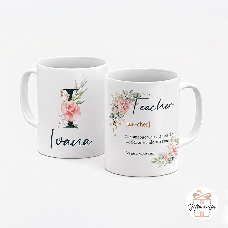 Personalizirana bijela keramička šalica za učiteljicu engleskog s cvjetnim dizajnom, imenom i definicijom riječi teacher.