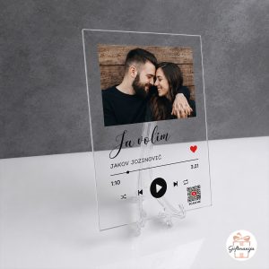 Personalizirano prozirno akrilno staklo s pjesmom, fotografijom para i skenirajućim QR kodom za reprodukciju glazbe na prozirnom stalku.