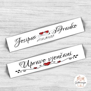 Svadbene auto tablice s natpisom upravo vjenčani i personaliziranim imenima mladenaca te datumom.