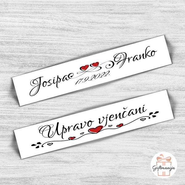 Svadbene auto tablice s natpisom upravo vjenčani i personaliziranim imenima mladenaca te datumom.