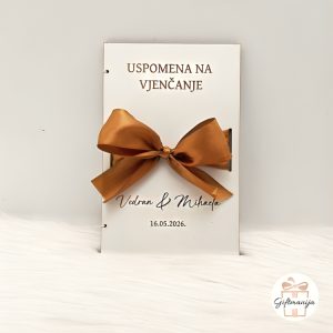 Zatvorena drvena čestitka za svadbu s ugraviranim imenima mladenaca i zlatnom mašnom
