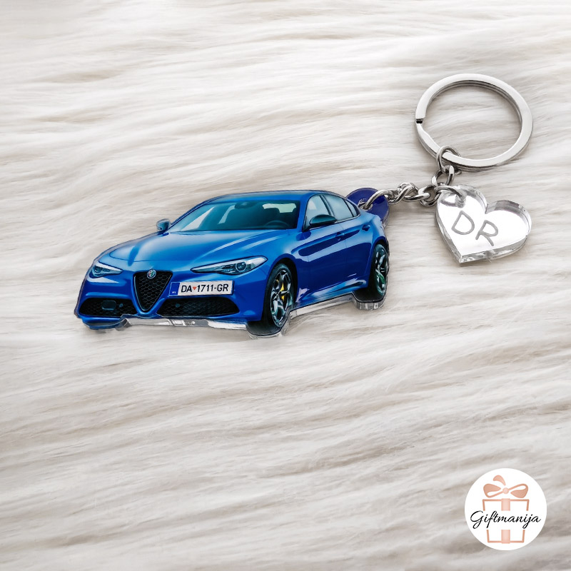Personalizirani akrilni privjesak za ključeve u obliku plavog automobila Alfa Romeo Giulia, s prilagođenom registarskom oznakom i malim prozirnim srcem s ugraviranim inicijalima DR